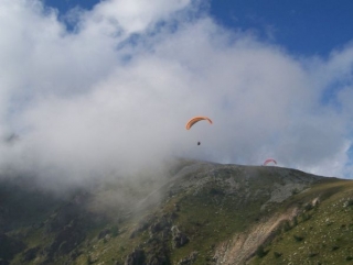  滑翔伞山地飞行